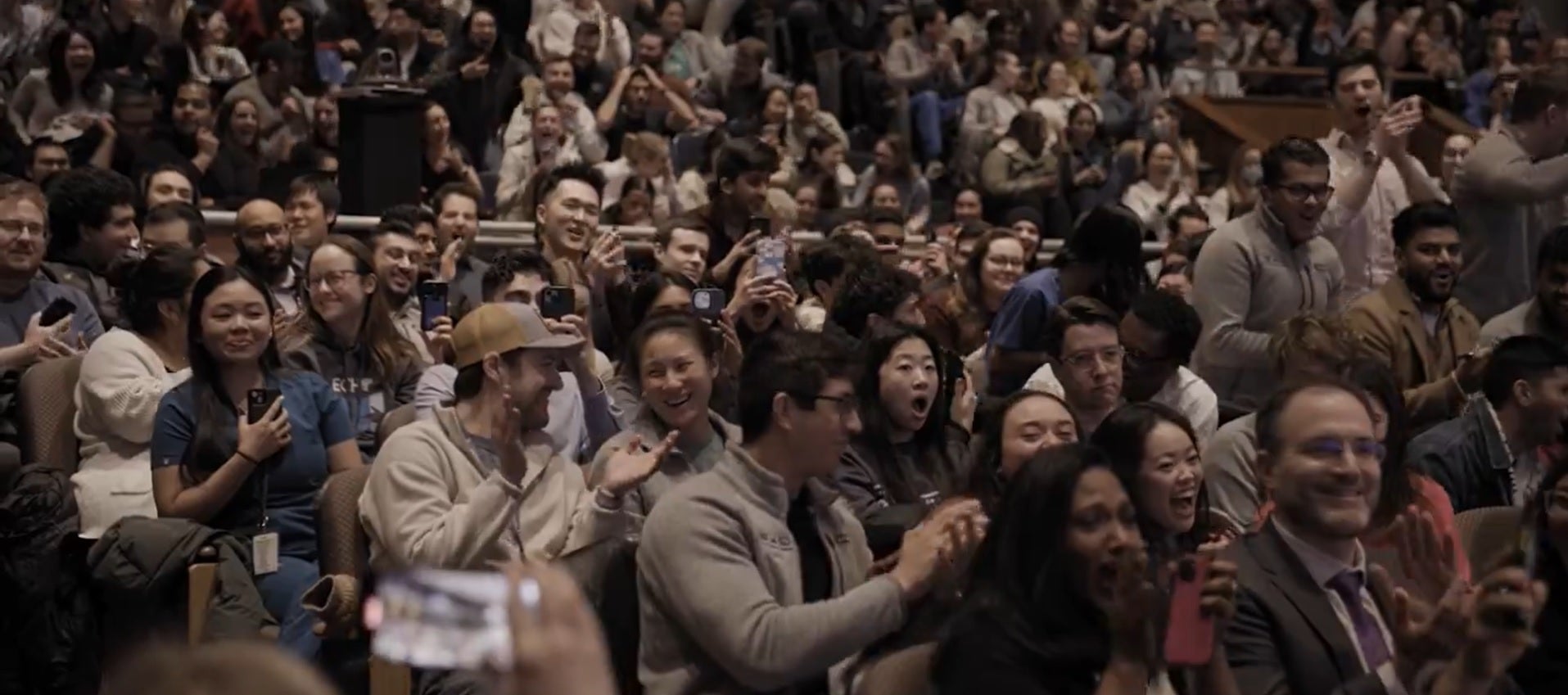 La alegría de los alumnos de una universidad del Bronx al conocer que podrán estudiar gratis gracias a una donación millonaria La alegría de los alumnos de una universidad del Bronx al conocer que podrán estudiar gratis gracias a una donación millonaria
