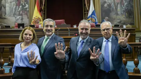 Imagen de archivo de los firmantes del 'Pacto de las Flores' que hizo presidente del Gobierno de Canarias a Ángel Víctor Torres Imagen de archivo de los firmantes del 'Pacto de las Flores' que hizo presidente del Gobierno de Canarias a Ángel Víctor Torres
