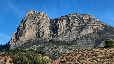Monte Ponoch, conocido como Le&oacute;n Dormido, en Polop de la Marina