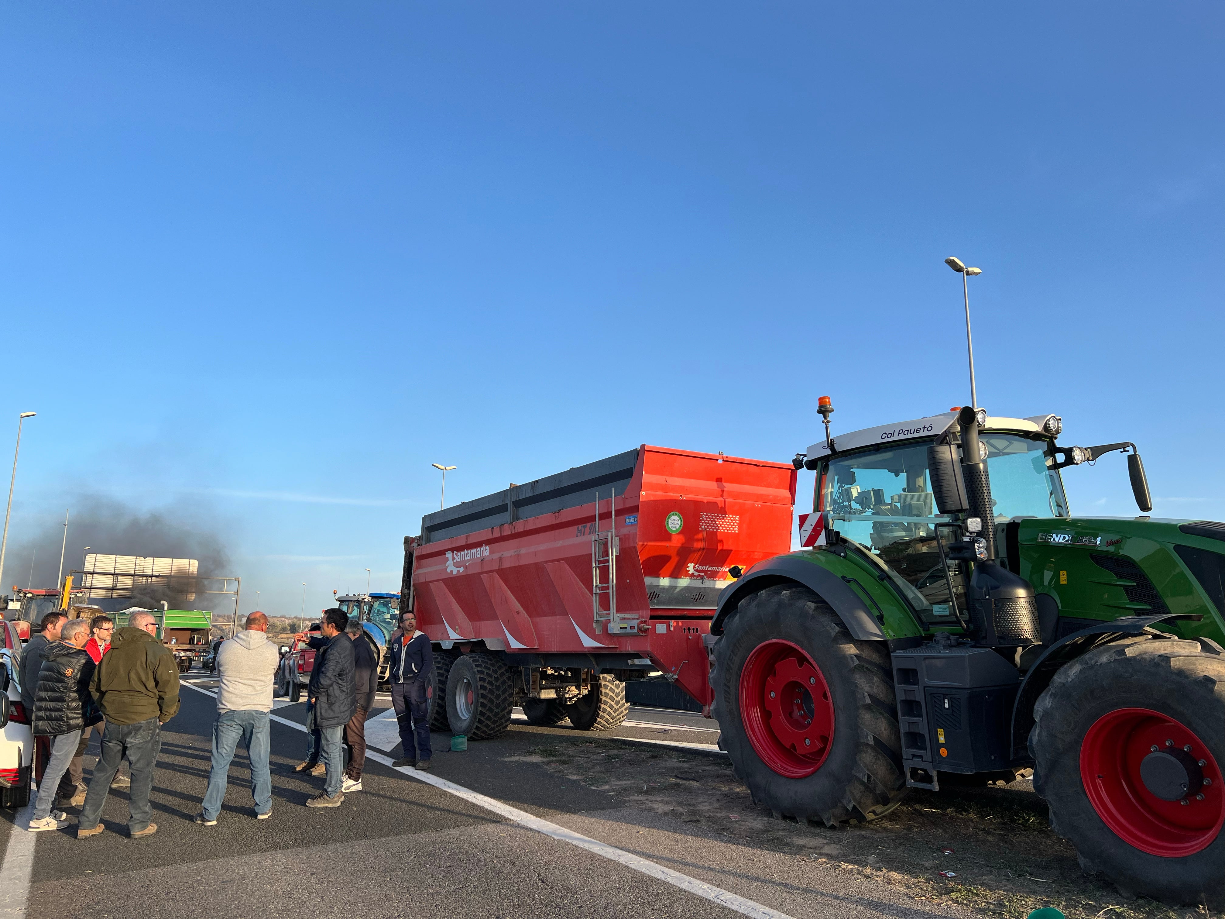 Els pagesos mantenen almenys fins divendres els talls a les carreteres de Ponent Els pagesos mantenen almenys fins divendres els talls a les carreteres de Ponent