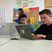 Los alumnos del IES Marc Ferrer trabajando en el proyecto seleccionado para Dualiza