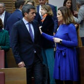 El president de la Generalitat, Carlos Mazón, y la alcaldesa de València, María José Catalá, en Les Corts.
