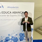 El profesor Marc Lloret tras recoger el premio El profesor Marc Lloret tras recoger el premio