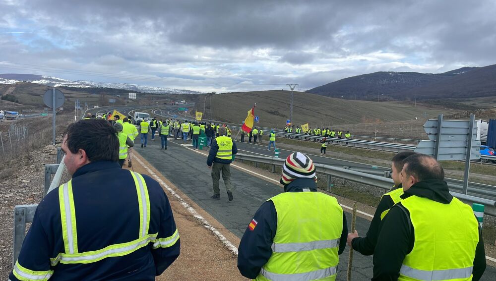 Un grupo de ganaderos corta la A-67 en Mataporquera 