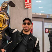 Ilia Topuria a su llegada al aeropuerto de Barajas tras proclamarse campeón del mundo de la UFC