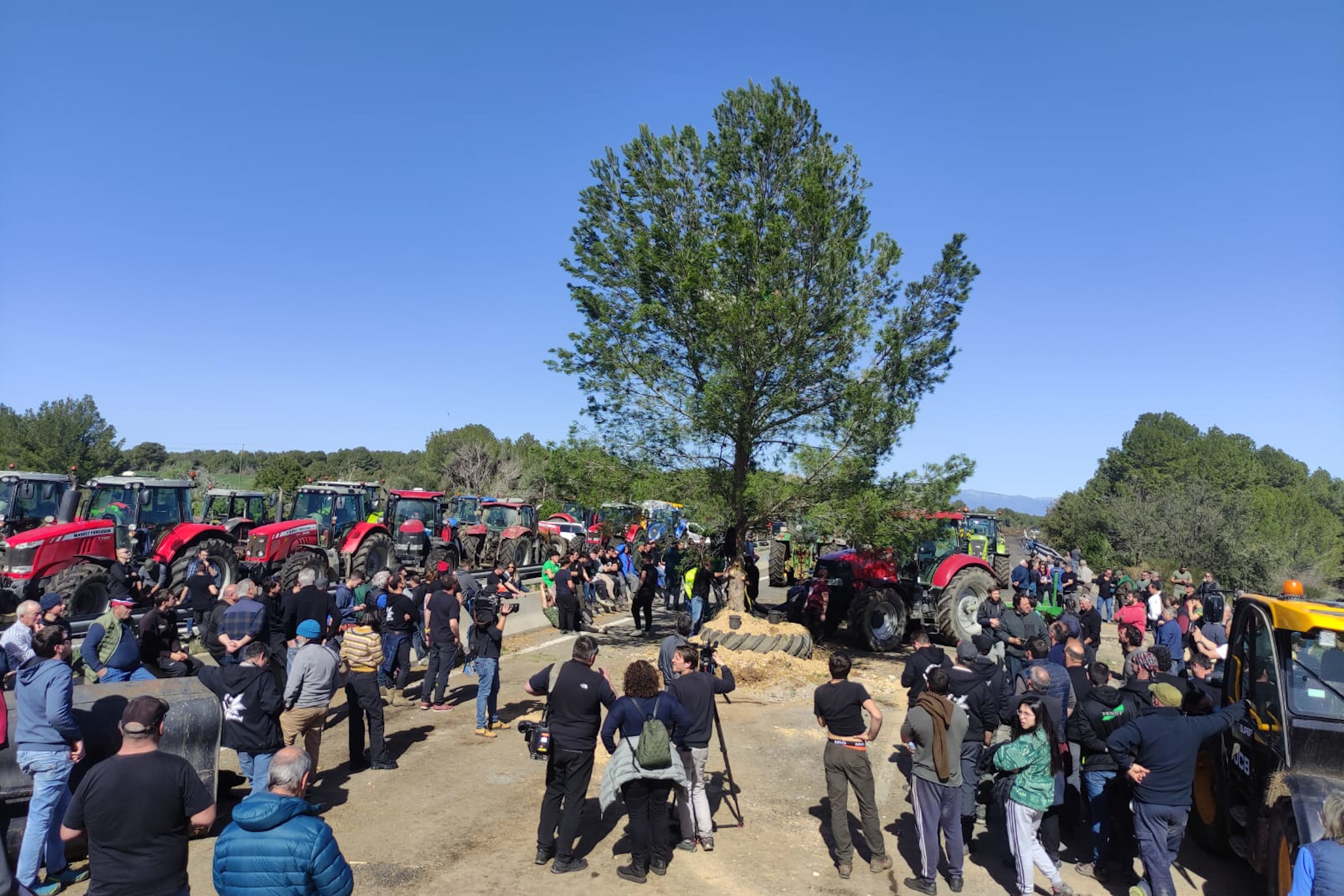 Los agricultores pactan levantar los cortes en Cataluña después de llegar a un acuerdo con el Govern Los agricultores pactan levantar los cortes en Cataluña después de llegar a un acuerdo con el Govern