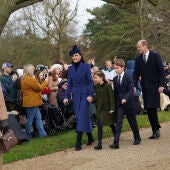 Imagen de Kate Middleton con el príncipe Guillermo y sus hijos en diciembre de 2023.