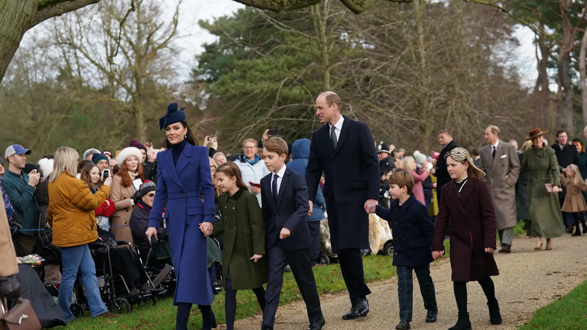 Imagen de Kate Middleton con el príncipe Guillermo y sus hijos en diciembre de 2023.