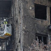 Unos bomberos sanean la fachada del edificio incendiado del barrio valenciano de Campanar, en una imagen de estos días. 