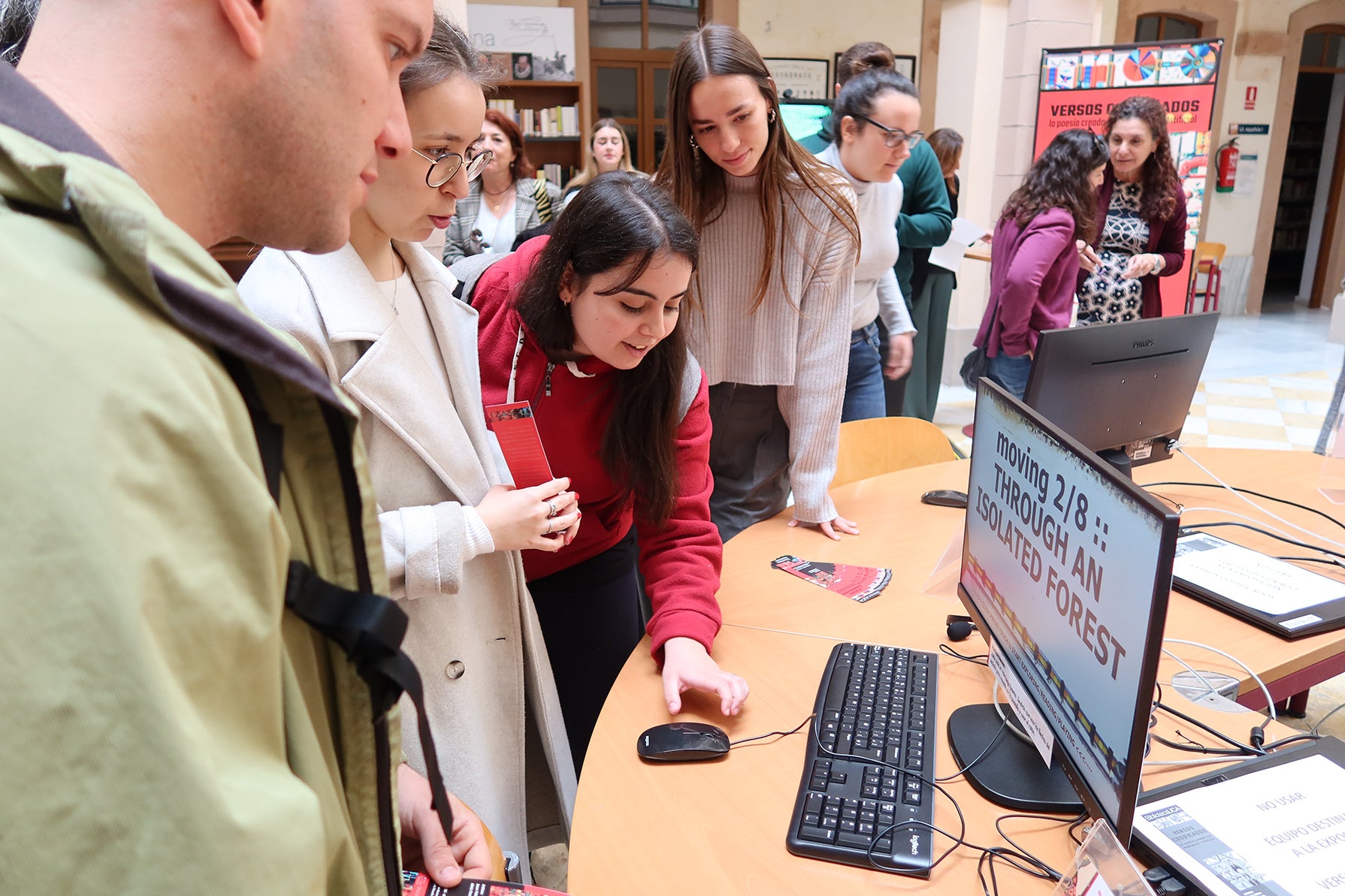 La UCA inaugura la exposición ‘Versos Codificados. La poesía creada con Inteligencia Artificial’ La UCA inaugura la exposición ‘Versos Codificados. La poesía creada con Inteligencia Artificial’