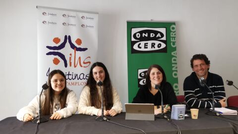 Diego Ezcaray, jefe de estudios de secundaria y profesor de bachillerato de investigaci&oacute;n. Con las alumnas Leyre S&aacute;nchez y Sara &Uacute;riz