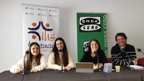 Diego Ezcaray, jefe de estudios de secundaria y profesor de bachillerato de investigación. Con las alumnas Leyre Sánchez y Sara Úriz Diego Ezcaray, jefe de estudios de secundaria y profesor de bachillerato de investigación. Con las alumnas Leyre Sánchez y Sara Úriz