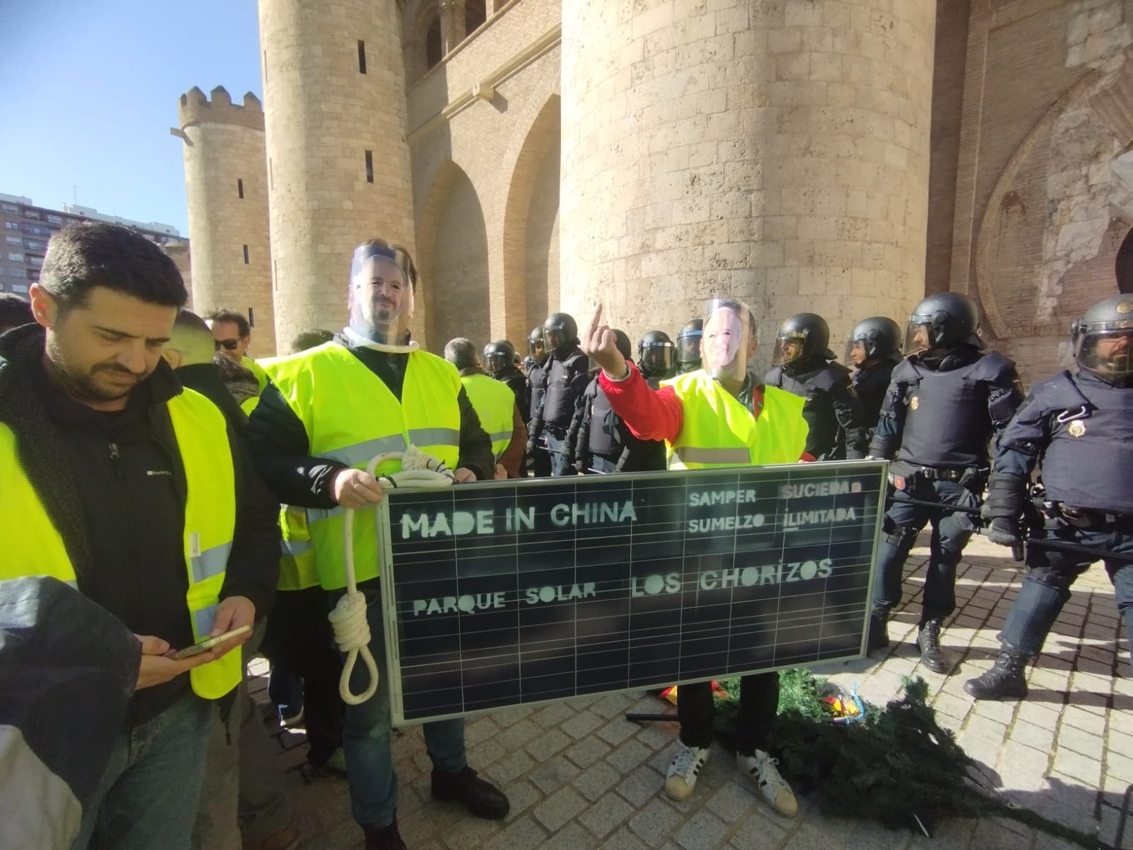 Tensión entre la Policía y agricultores en la Aljafería Tensión entre la Policía y agricultores en la Aljafería