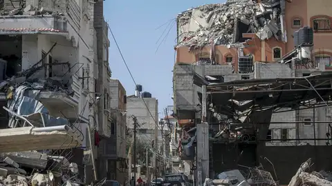 Casas destruidas en el campo de refugiados de Al Nuseirat, en el centro de la Franja de Gaza, tras ataques aéreos israelíes Casas destruidas en el campo de refugiados de Al Nuseirat, en el centro de la Franja de Gaza, tras los ataques aéreos israelíes, en una imagen del 28 de febrero de 2024/ EFE/EPA/MOHAMMED SABER