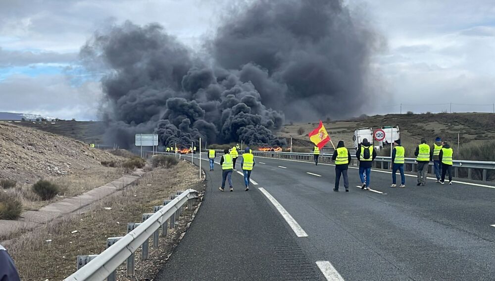 Un grupo de ganaderos corta la A-67 en Mataporquera 