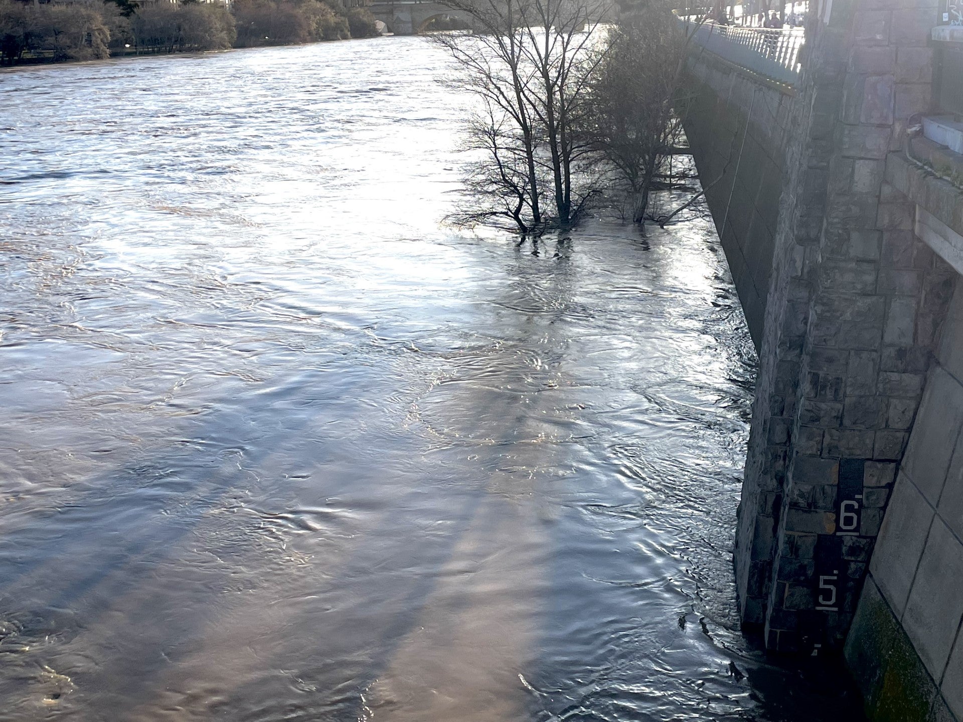 La punta de la crecida atraviesa Zaragoza sin incidencias La punta de la crecida atraviesa Zaragoza sin incidencias