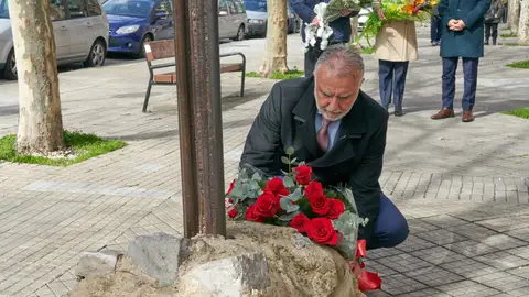 Ofrenda floral en el monolito del 3 de marzo Ofrenda floral en el monolito del 3 de marzo