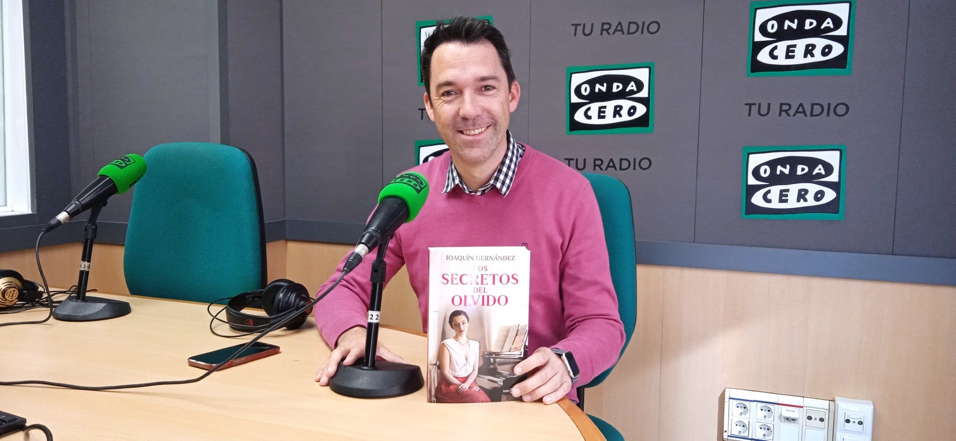 El periodista Joaquín Hernández roza el cielo con su primera novela 'Los secretos del olvido' El periodista Joaquín Hernández roza el cielo con su primera novela 'Los secretos del olvido'
