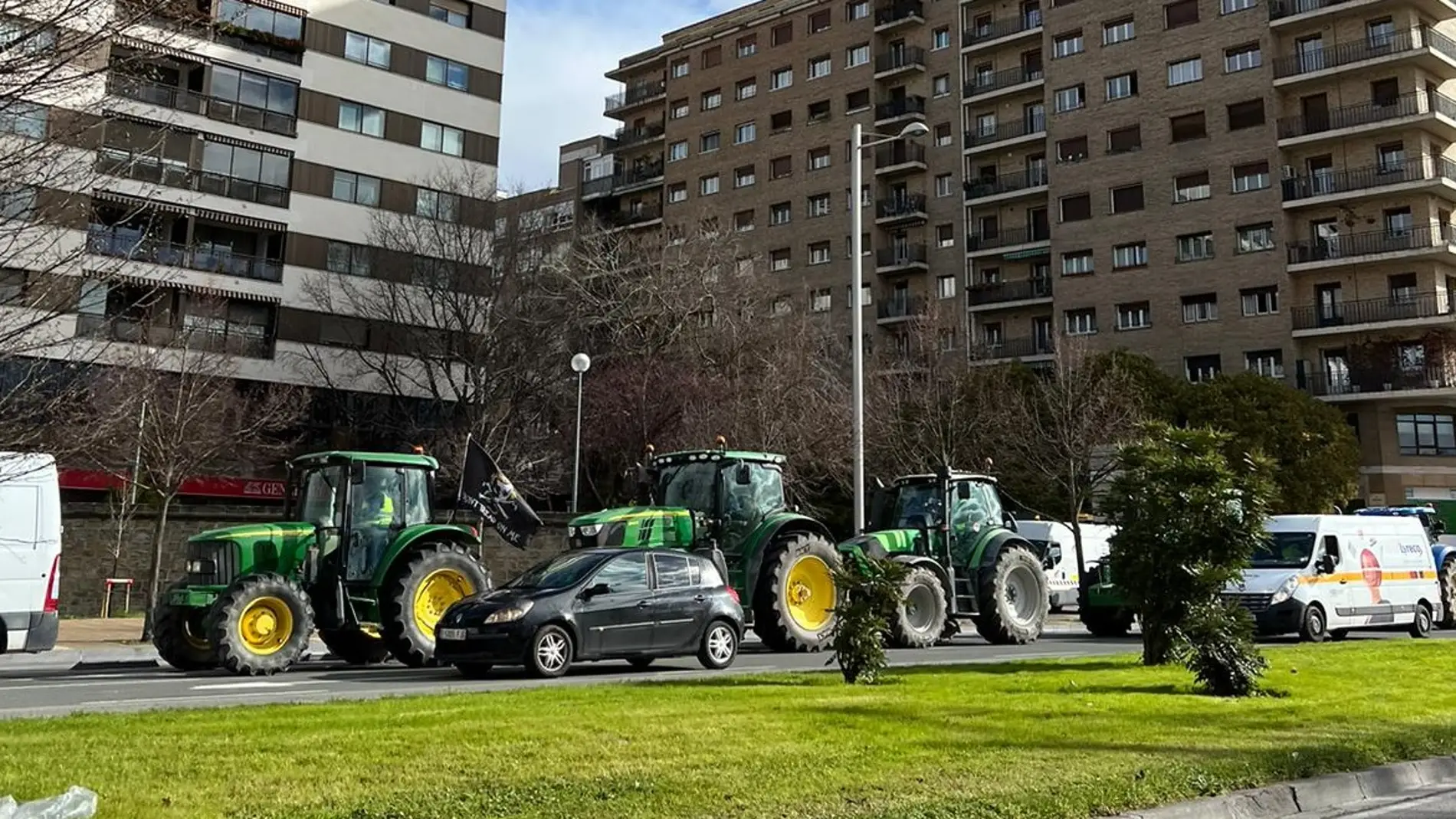 Agricultores y ganaderos se movilizan en la avenida del ejército de Pamplona