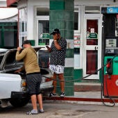 Un hombre abastece de combustible a su vehículo su auto en una estación de gasolina en La Habana (Cuba)