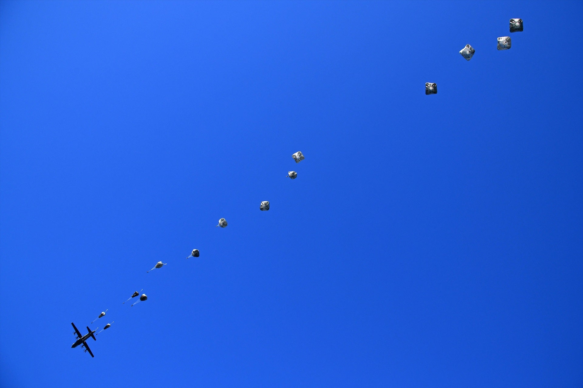 EEUU comienza la operación de ayuda aérea a Gaza con el lanzamiento de 38.000 paquetes de alimentos EEUU comienza la operación de ayuda aérea a Gaza con el lanzamiento de 38.000 paquetes de alimentos