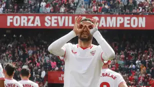 En Nesyri celebra uno de sus goles a la Real Sociedad en el Ramón Sánchez Pizjuán