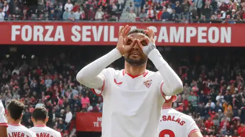 En Nesyri celebra uno de sus goles a la Real Sociedad en el Ramón Sánchez Pizjuán En Nesyri celebra uno de sus goles a la Real Sociedad en el Ramón Sánchez Pizjuán