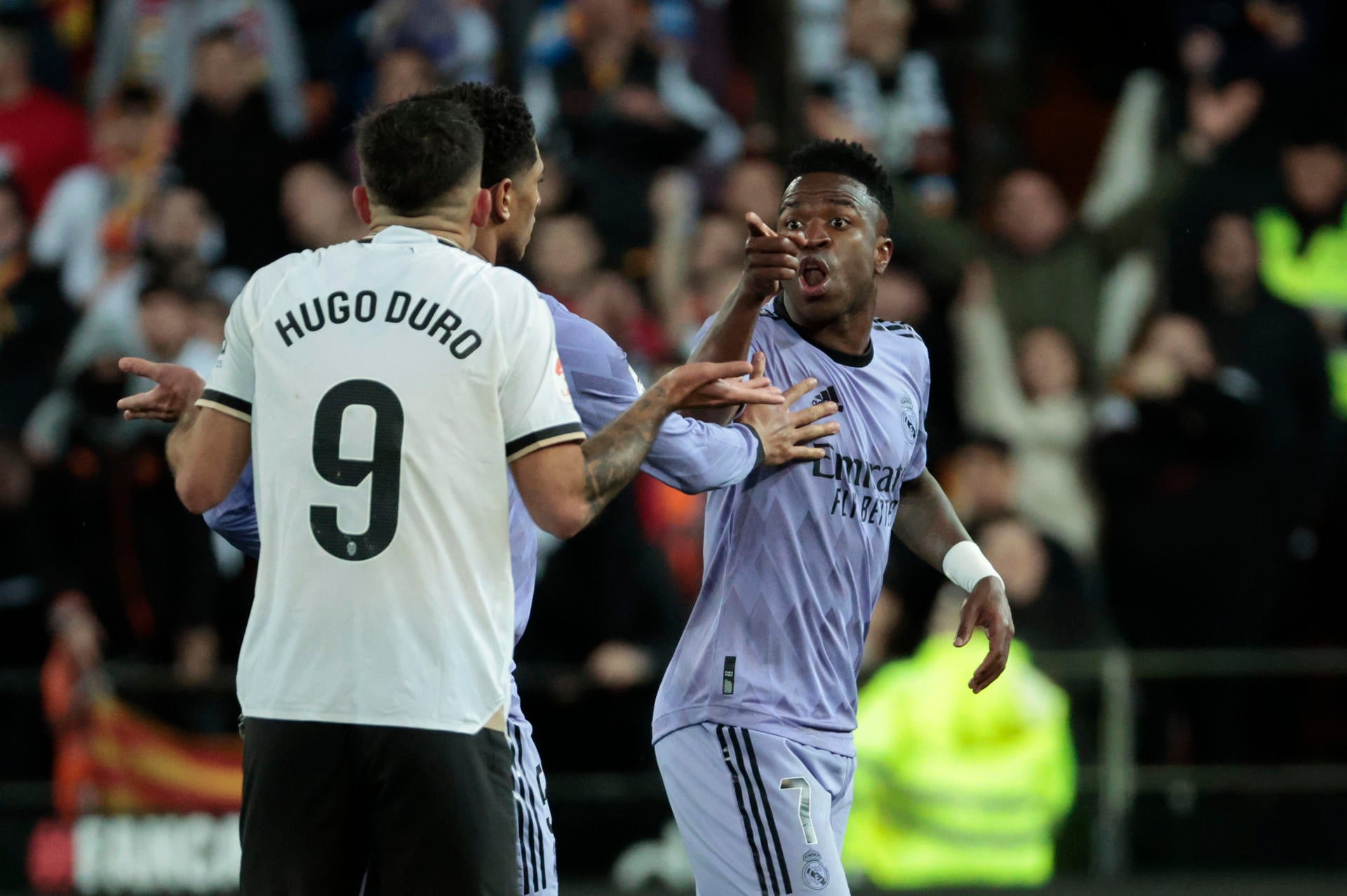 Un doblete de Vinicius salva un empate para el Madrid con polémica en la última jugada del partido Un doblete de Vinicius salva un empate para el Madrid con polémica en la última jugada del partido
