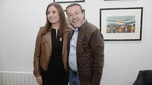 Lara Garlito y Gallardo se saludan tras las primarias del PSOE de Extremadura.