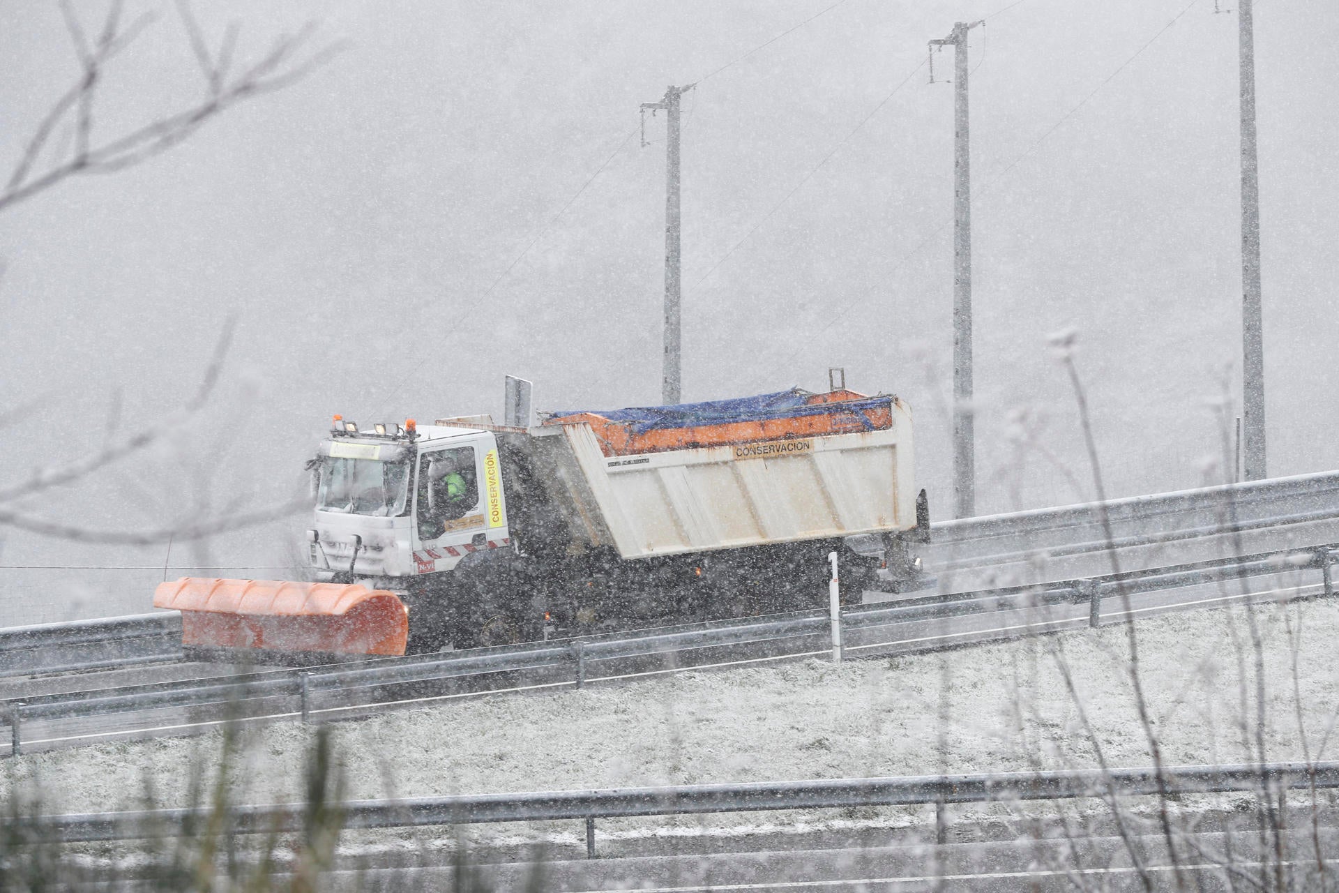 La nieve provoca complicaciones en las carreteras: cortes y circulación lenta en varias autovías La nieve provoca complicaciones en las carreteras: cortes y circulación lenta en varias autovías
