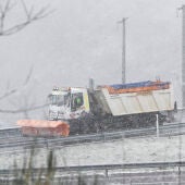 Una máquina quitanieves limpia la nieve acumulada este sábado en la carretera N-VI. 