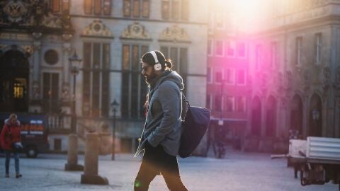 Otorrinos alertan de que la mitad de j&oacute;venes sufrir&aacute; p&eacute;rdida de audici&oacute;n por el uso de auriculares y ruido