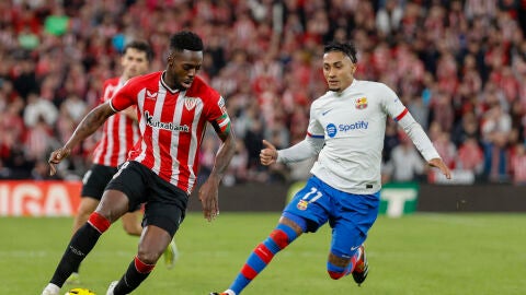 I&ntilde;aki Williams, con el bal&oacute;n ante el delantero brasile&ntilde;o del Barcelona, Raphinha.