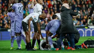 Los médicos del Valencia atienden a Diakhaby tras la grave lesión sufrida en el Valencia - Real Madrid