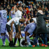 Los médicos del Valencia atienden a Diakhaby tras la grave lesión sufrida en el Valencia - Real Madrid