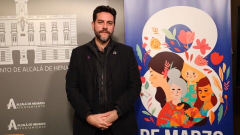 Santiago Alonso, edil de Igualdad, junto al cartel de la conmemoraci&oacute;n del D&iacute;a Internacional de la Mujer en Alcal&aacute; de Henares