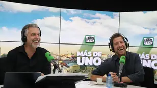 El actor Manu Baqueiro con Carlos Alsina en 'Más de uno'