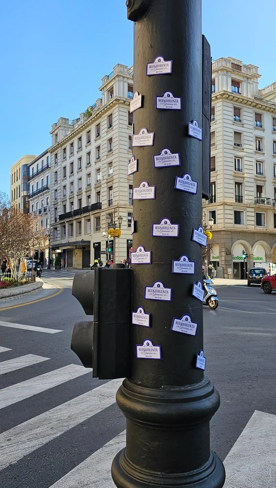 La ciudad se llena de imanes con un curioso lema La ciudad se llena de imanes con un curioso lema