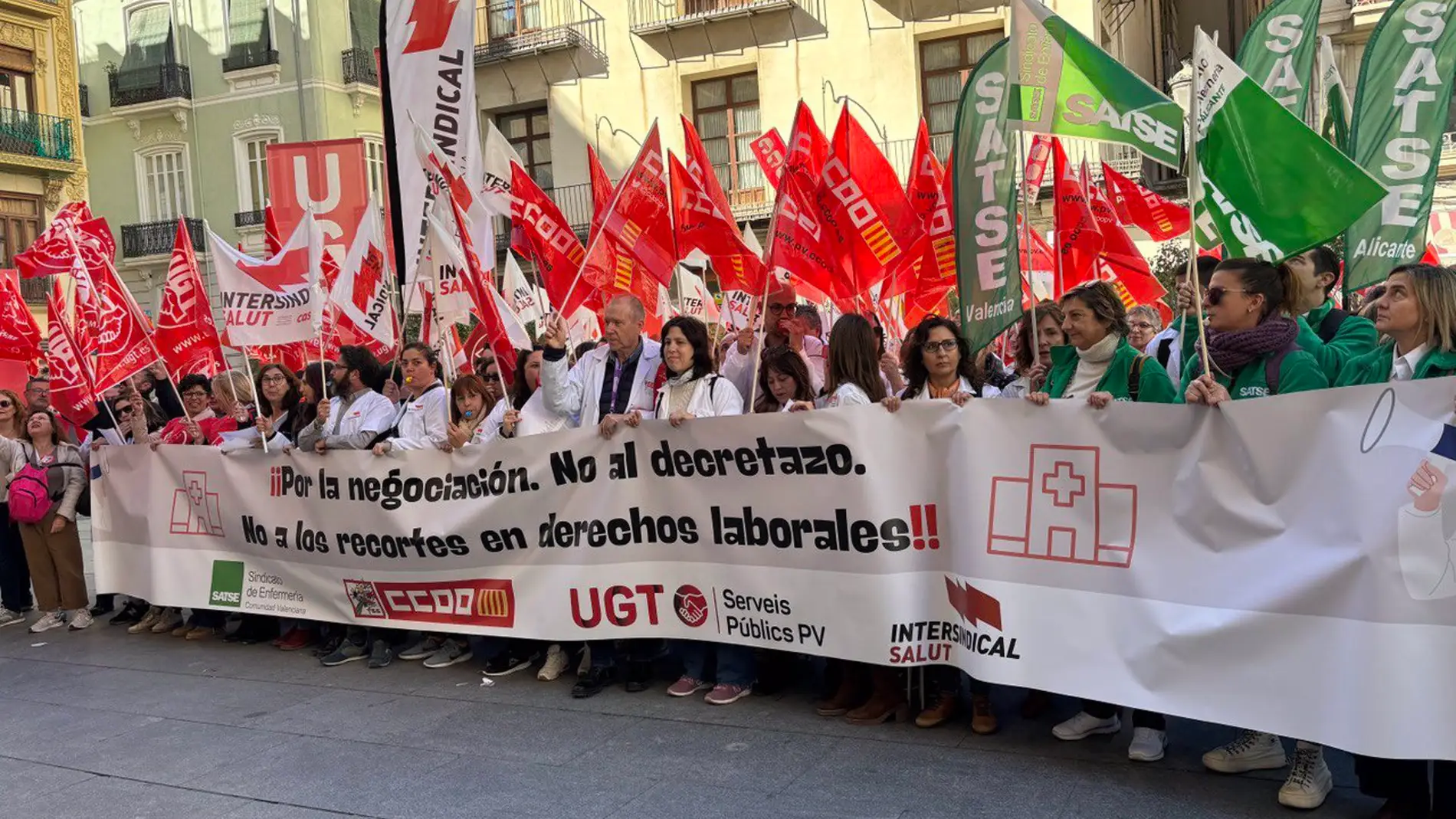 UGT, Comisiones Obreras, SATSE e Intersindical protestan ante el Palau de la Generalitat