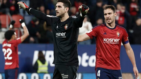 Sergio Herrera y y Unai García celebran el triunfo de Osasuna