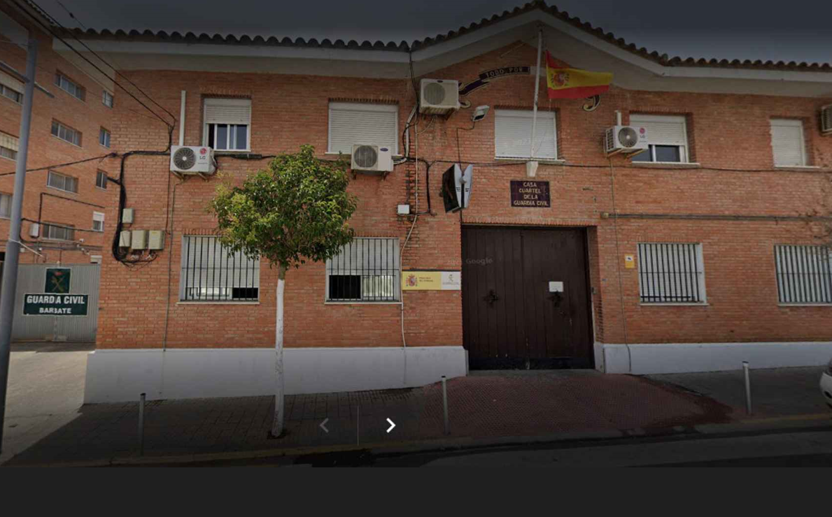 Una veintena de personas amenaza de muerte a los guardias civiles del cuartel de Barbate: "Os tenía que pasar como a los del puerto" Una veintena de personas amenaza de muerte a los guardias civiles del cuartel de Barbate: "Os tenía que pasar como a los del puerto"