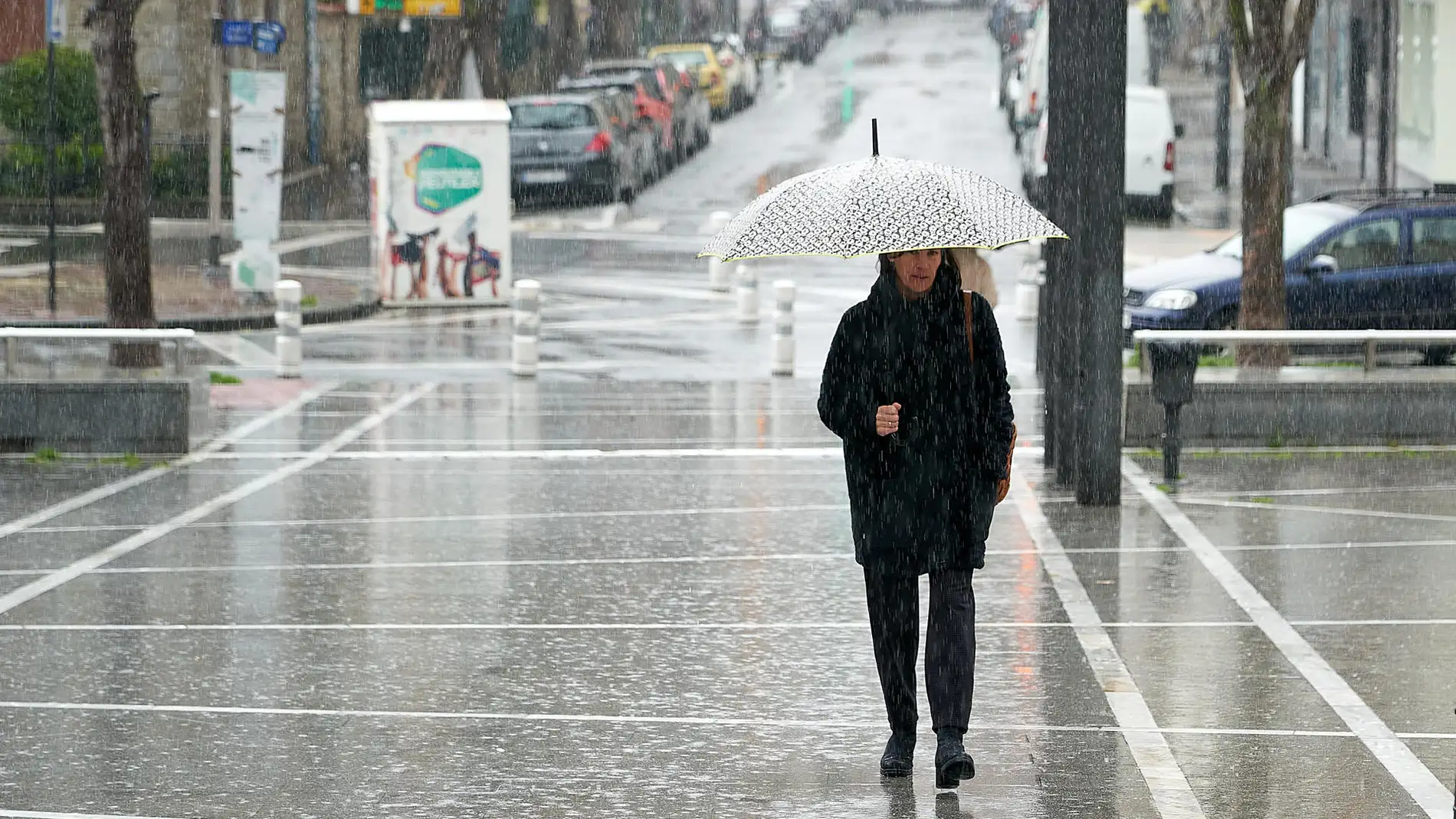 Una mujer camina bajo la lluvia este lunes en Vitoria