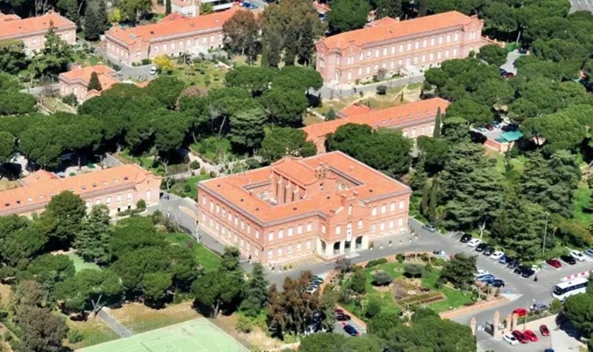 Muere un auxiliar de enfermería tras recibir una patada en los testículos de un paciente y no recibir asistencia Muere un auxiliar de enfermería tras recibir una patada en los testículos de un paciente y no recibir asistencia