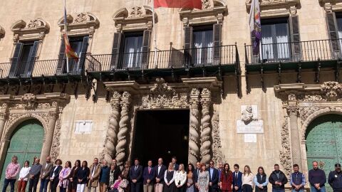 Nueva concentraci&oacute;n en el ayuntamiento, esta vez por las v&iacute;ctimas de Villajoyosa