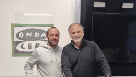 Los jardineros Jorge M&uacute;&ntilde;iz y Javier Su&aacute;rez