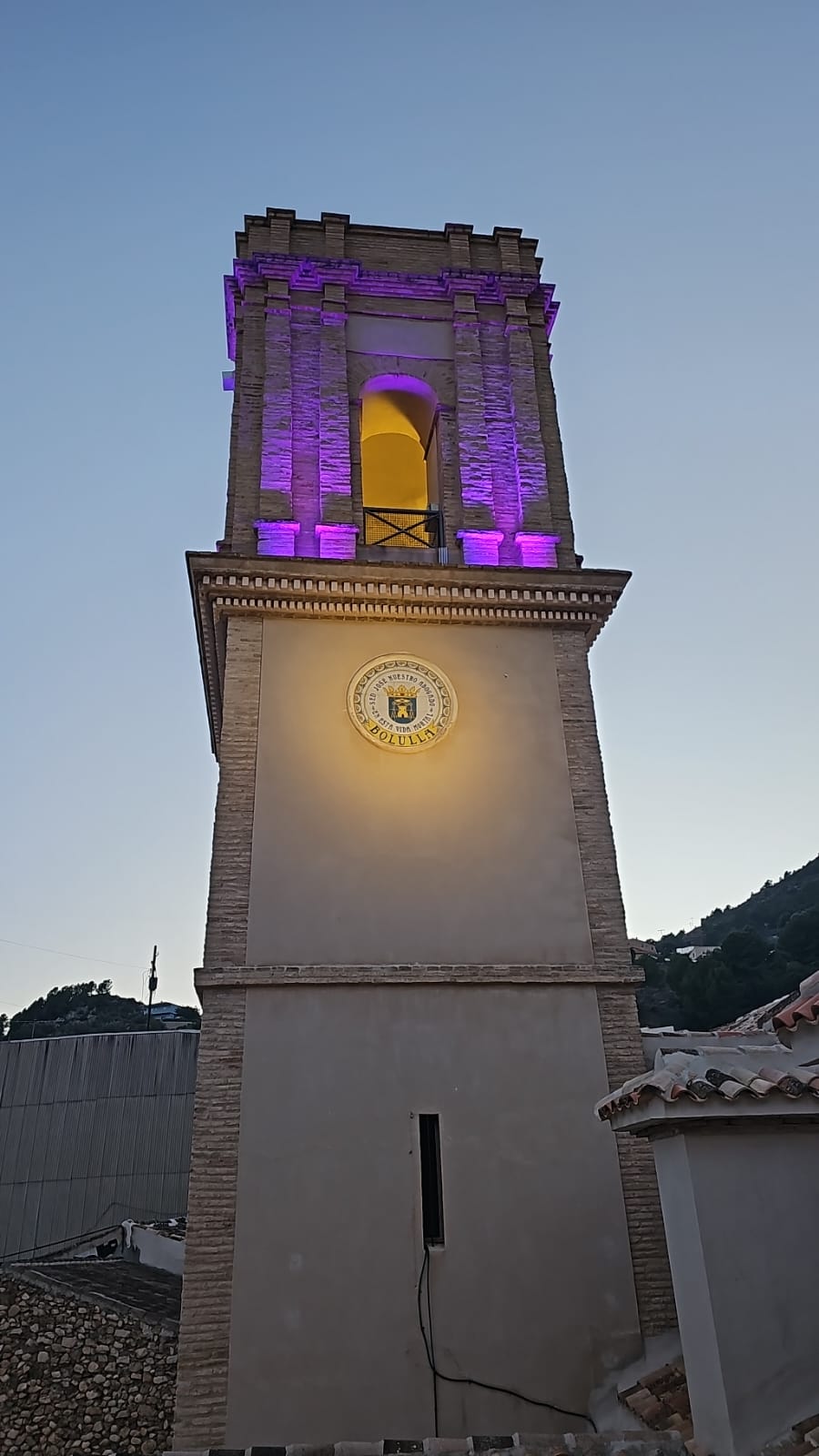 Bolulla ilumina en violeta el campanario de su iglesia para conmemorar el 8M Bolulla ilumina en violeta el campanario de su iglesia para conmemorar el 8M