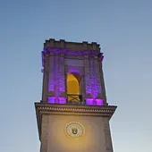 Bolulla ilumina en violeta el campanario de su iglesia para conmemorar el 8M Bolulla ilumina en violeta el campanario de su iglesia para conmemorar el 8M