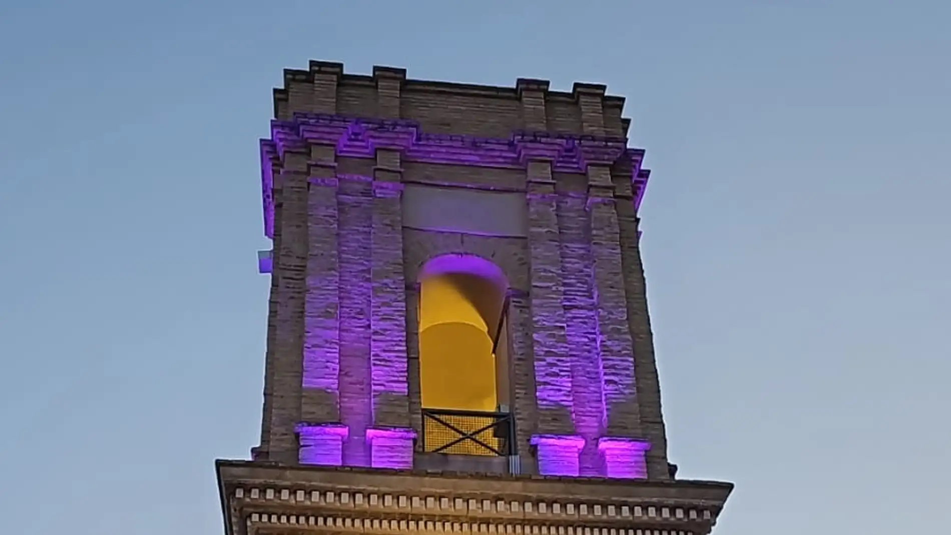 Bolulla ilumina en violeta el campanario de su iglesia para conmemorar el 8M