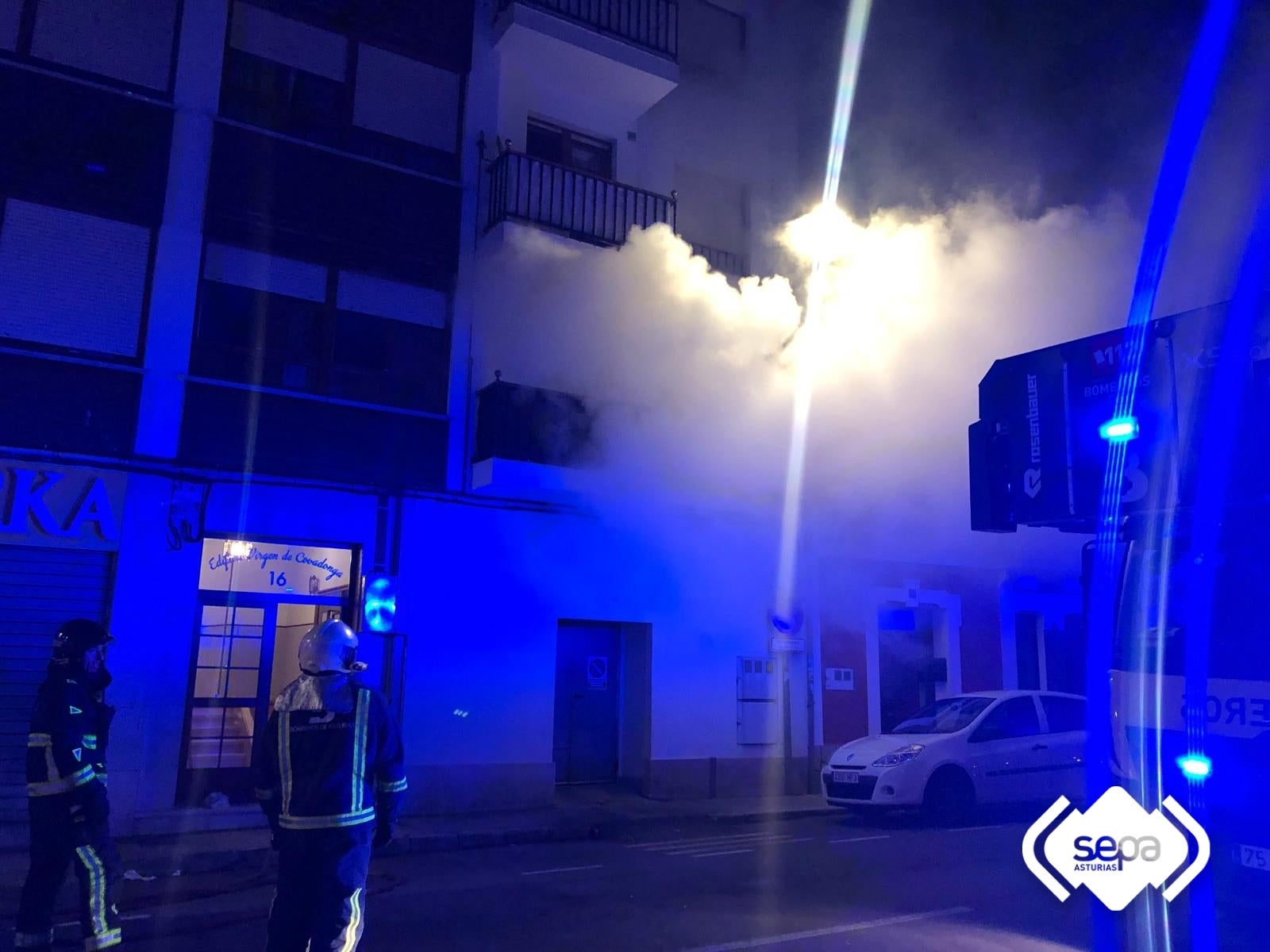 Tres afectados en el incendio de una vivienda en Cudillero Tres afectados en el incendio de una vivienda en Cudillero