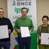 Jorge Sánchez Albendea, en el centro, junto al delegado de ONCE en Cuenca y la responsable territorial 
